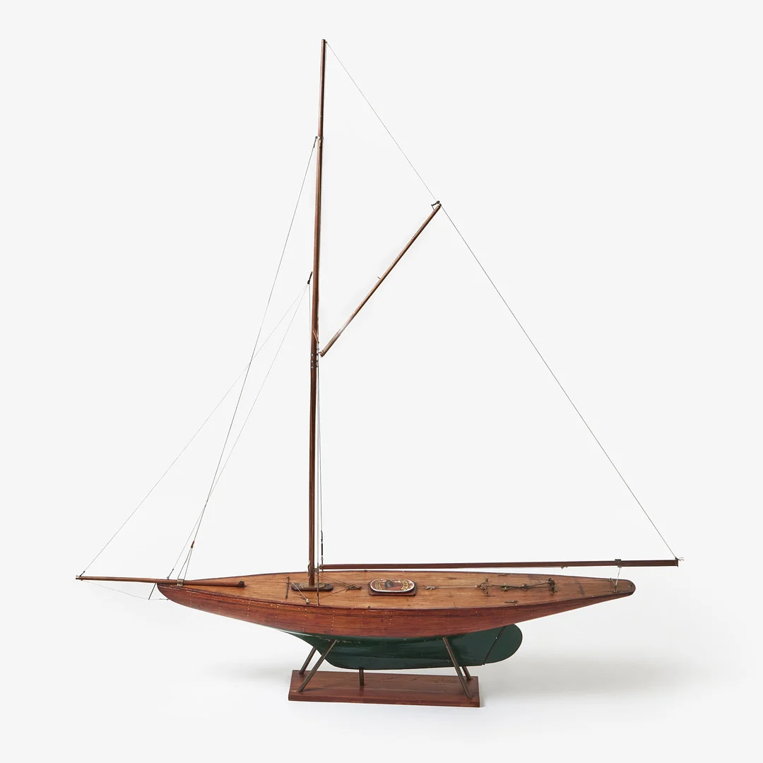 POND YACHT, seglande modell, "Bessie", V.M.Y.C, mahogny, bemålat köl med blytyngd, sydda segel, omkring 1900-talets andra kvartal. — Technica & Nautica — Stockholms Auktionsverk Fine Art