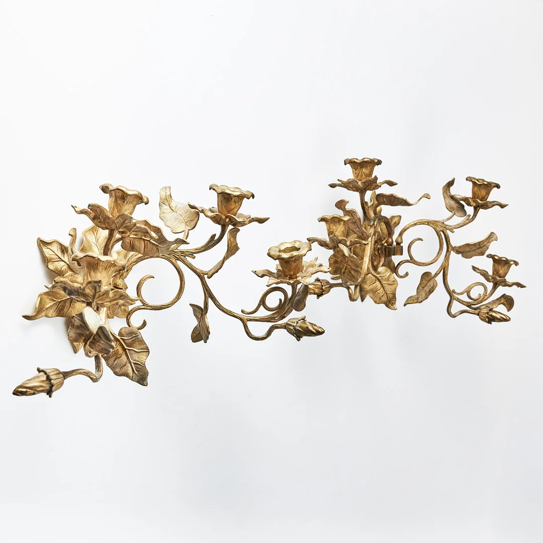 APPLIQUER, 1 par, 1800-talets senare kvartal, mässing, i form av bladslingor med blommor. — Candlesticks — Stockholms Auktionsverk Magasin 5