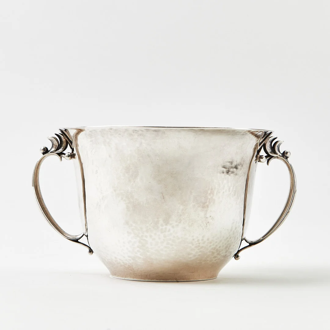 HARALD NIELSEN. Skål med parställda häcklar, sterlingsilver, Danmark 1925-1932. Design nr 456 A. — Silver — Stockholms Auktionsverk Magasin 5