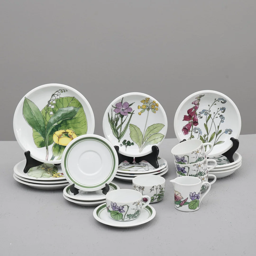 MARGUERITE WALFRIDSON (1929-2012). servis "Midsommar" 22 delar, för IKEA. — Tableware — Södermanlands Auktionsverk