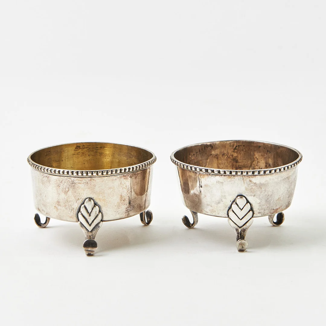 SALTKAR, ett par snarlika, silver, ett av Nils Nordlöf, Härnösand 1794 och ett med otydliga stämplar från 1777. Gustavianska. — Silver — Stockholms Auktionsverk Magasin 5