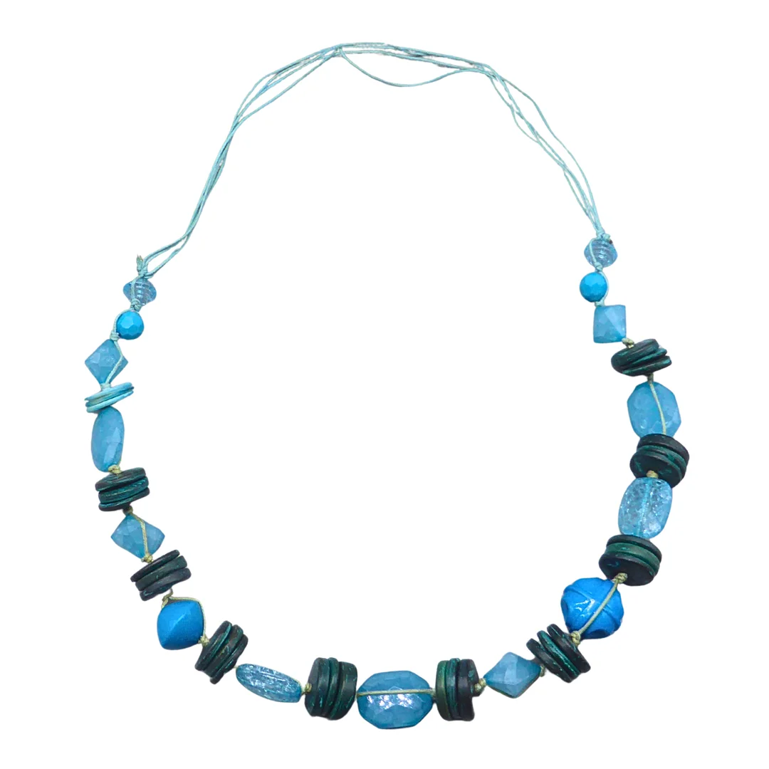 HALSKETTE MIT BLAUEN UND DUNKLEN GLIEDERN. — Necklace — Auktionshaus Stuber's Hammerschlag