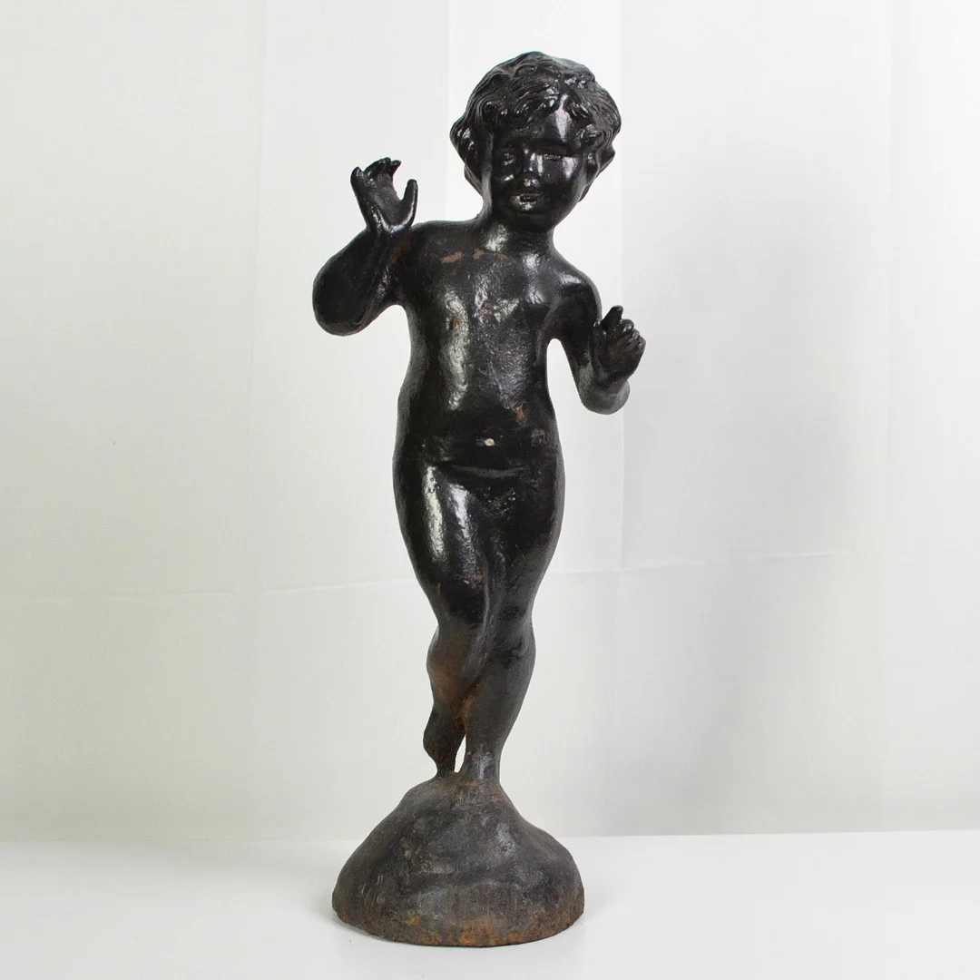 ANTIKE SKULPTUR, NACKTER JUNGE, EISEN, DUNKEL PATINIERT, FRÜHES 19. JAHRHUNDERT. — Sculptures & Bronzes — Kunst- und Auktionshaus Kleinhenz