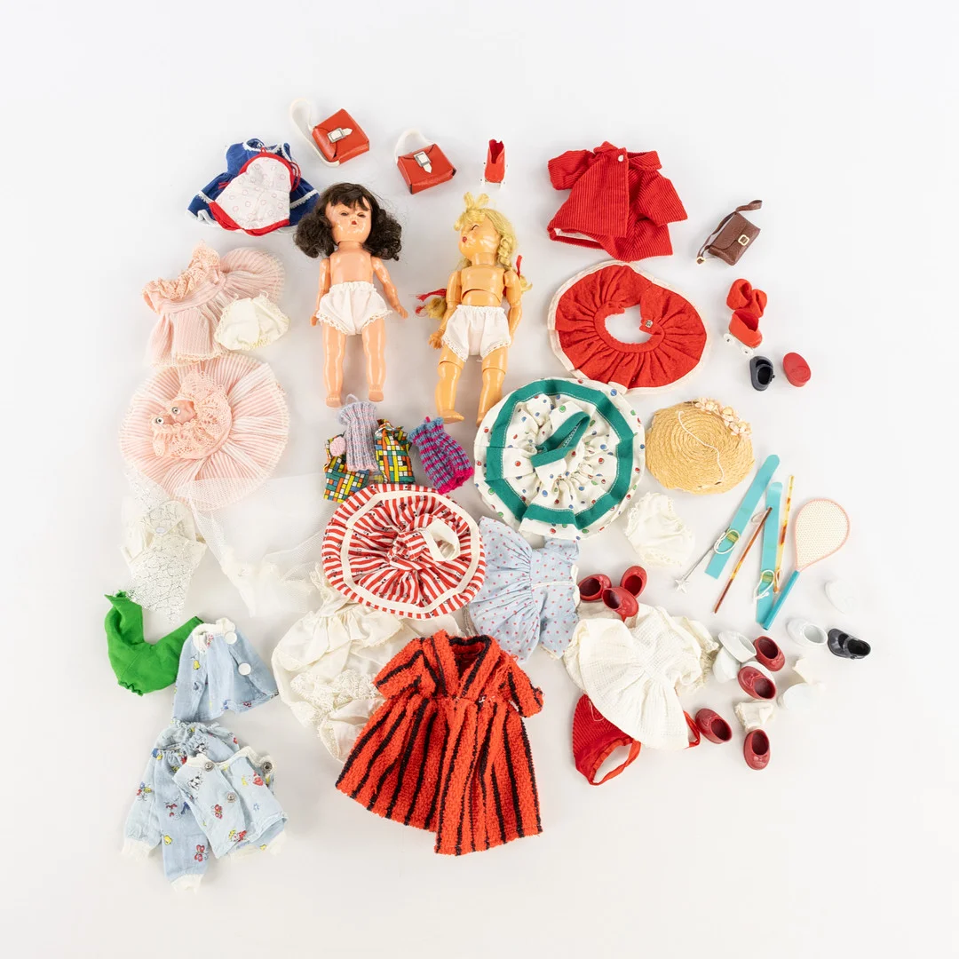 GINGERDOCKOR, 2 st, med kläder och tillbehör. — Dolls & Teddybears — Karljohan Auktioner