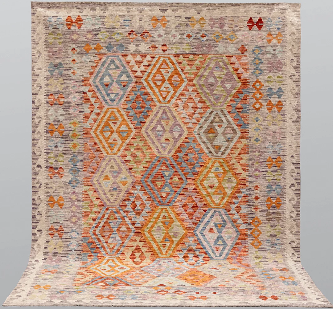 MATTA. Kelim klassisk design, 300 x 207 cm. — Oriental Carpets & Textiles — Södermanlands Auktionsverk