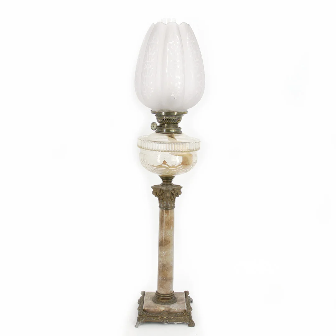 BORDSFOTOGENLAMPA, (hög modell), mässing, sten, behållare av glas, kupa av glas med etsad dekor, 1900-tal. — Other lighting — Höganäs Auktionsverk