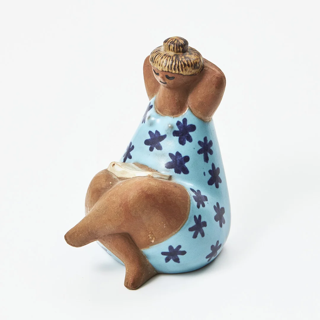 LISA LARSON. Figurin, "Emma", Gustavsberg, chamotterat och delvis glaserat stengods. — European — Stockholms Auktionsverk Magasin 5
