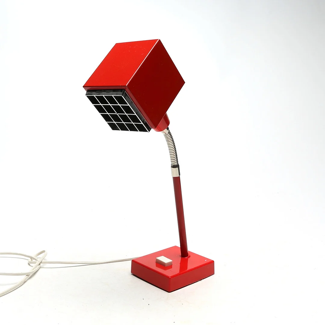 HANS-AGNE JAKOBSSON. BORDSLAMPA, plast/metall. — Table Lamps — Kalmar Auktionsverk