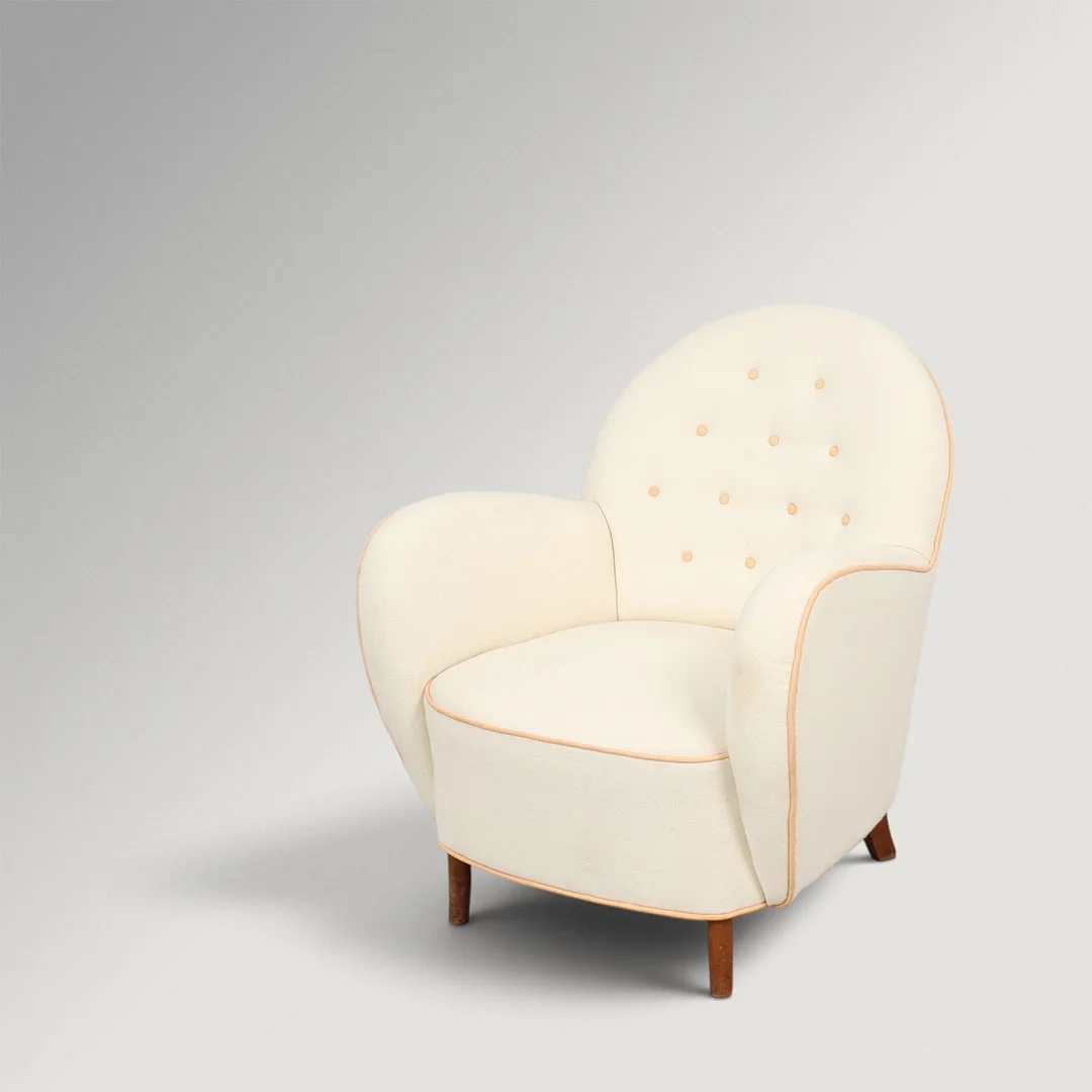 GEORG KOFOED. Lænestol med ben af bejdset bøg, sæde, ryg og sider betrukket med hvid uld med detaljer af læder, Danmark, 1930/40'erne. — Armchairs & Chairs — Palsgaard Kunstauktioner