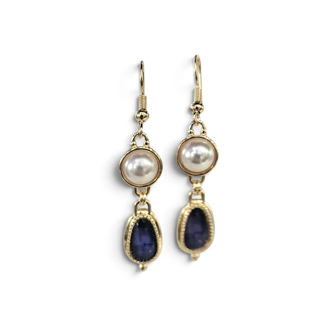 Pendientes largos en metal dorado y detalle en violeta y símil perla. — Earrings — Arce Auctions