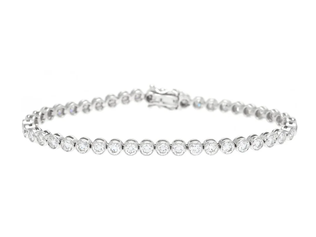TENNISARMBAND, 18K vitguld, 43 briljantslipade diamanter ca 3,83 ctv, ca TW-TCr/VVS-VS, längd 16 cm, vikt 9,1 g, enstaka diamanter med mindre nagg på kuletten. — Smycken/Tennisarmband — Kaplans