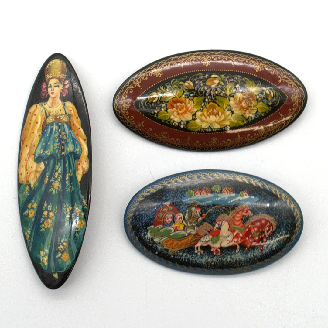 SET AUS 3 RUSSISCHEN LACKMALEREI BROSCHEN. — Brooches & Pendants — Kunst- und Auktionshaus Kleinhenz