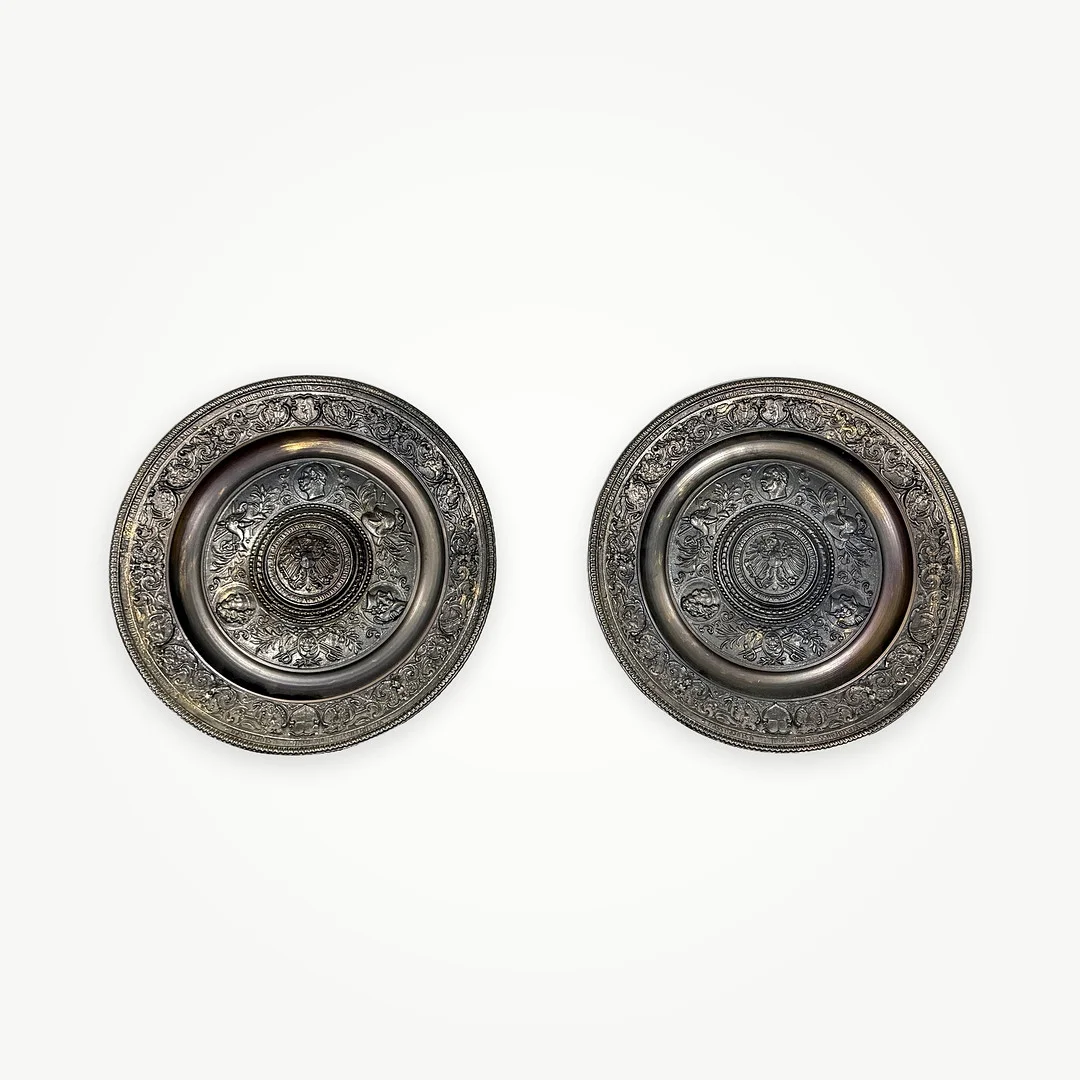 VÄGGSKÖLDAR, ett par, troligen patinerad brons 1900-tal. — Other metals — Auktionshuset STO Bohuslän