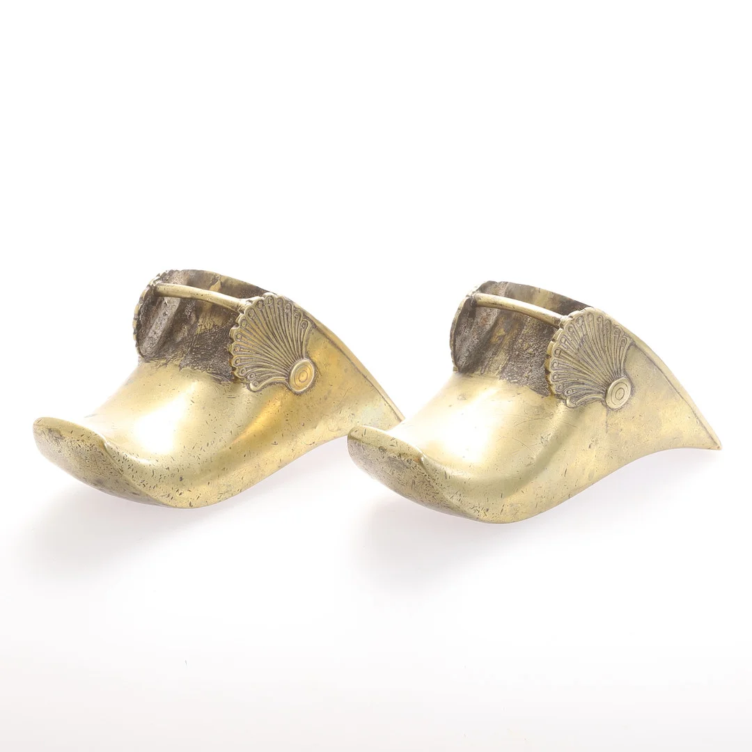 STIGBYGLAR, ett par, brons, sydamerikanska, 18/1900-tal. — Other metals — RA Auktionsverket Norrköping