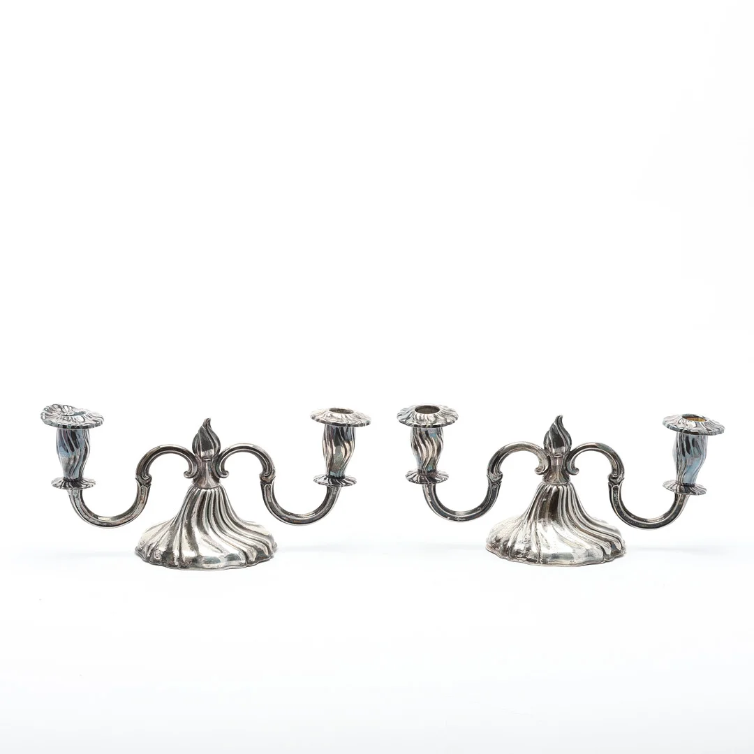 KANDELABRAR, ett par, silver, svenska importstämplar. — Silver — Uppsala Auktionskammare