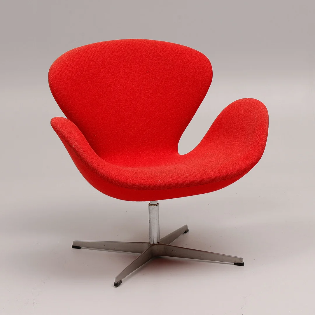 ARNE JACOBSEN. Fåtölj, "Svanen", klädd i röd ulltextil, för Fritz Hansen, Danmark, 1998, ( formgiven 1958). — Armchairs & Chairs — Auktionsbyrån Varberg
