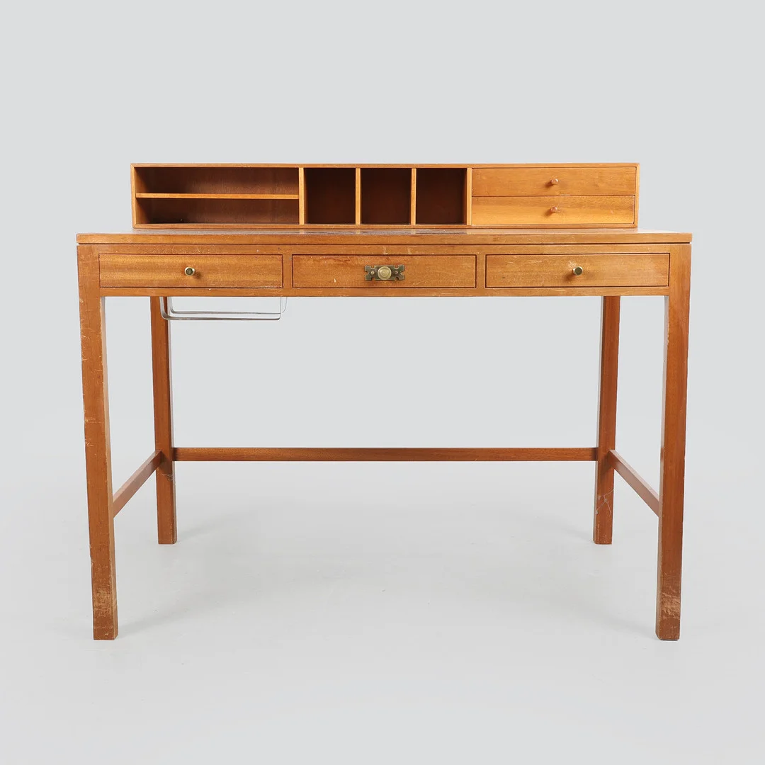 Dansk snedkermester. Dameskrivebord af lys mahogni, 1950'erne. — Desks — Bidstrup Auktioner