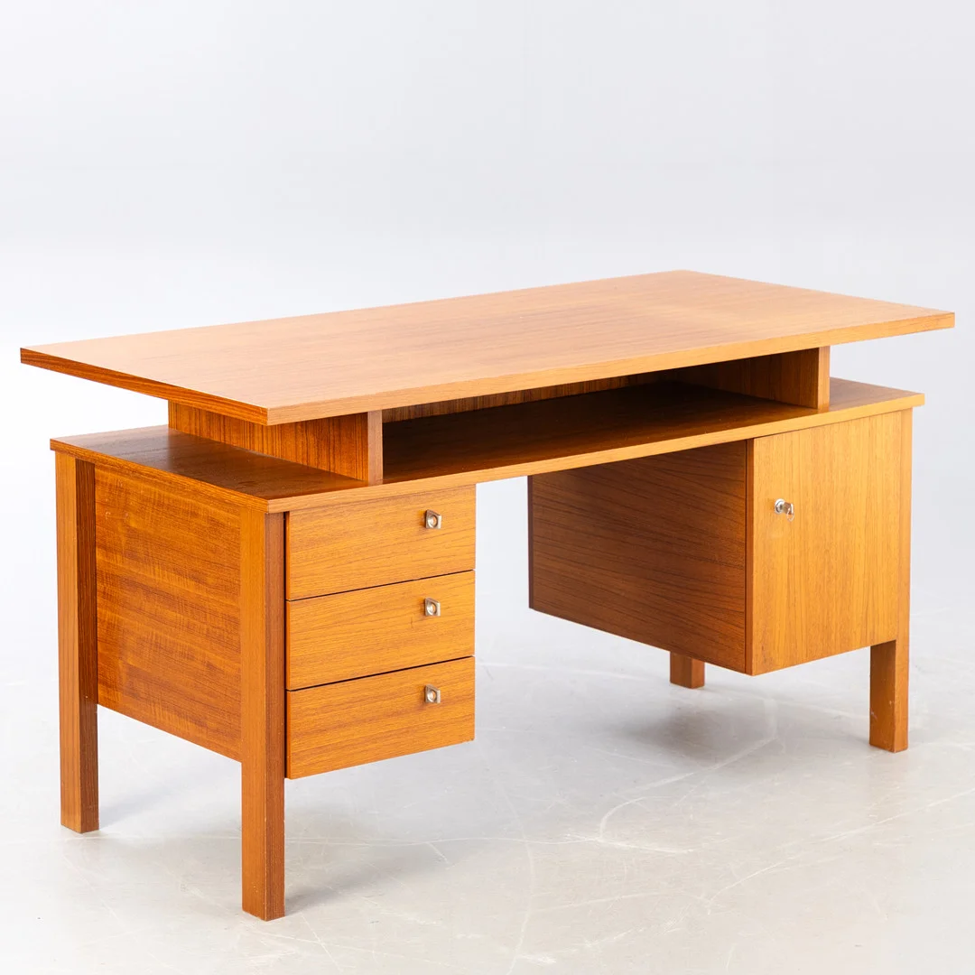 Schreibtisch in Teak Optik, 2000er Jahre. — Desks — Stockholms Auktionsverk Hamburg