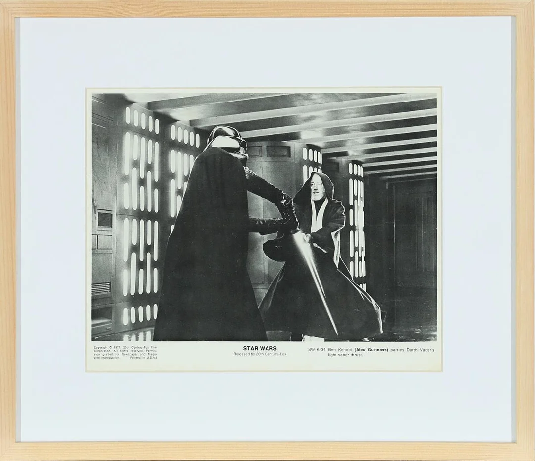 ‘Star Wars’. Darth Vader (David Prowse, 1935–2020) battling Obi-Wan Kenobi (Alec Guinness, 1914–2000). Visible size 19 × 25 cm. Frame size 31 × 37 cm. — Photos/Vintage photographs — Bruun Rasmussen