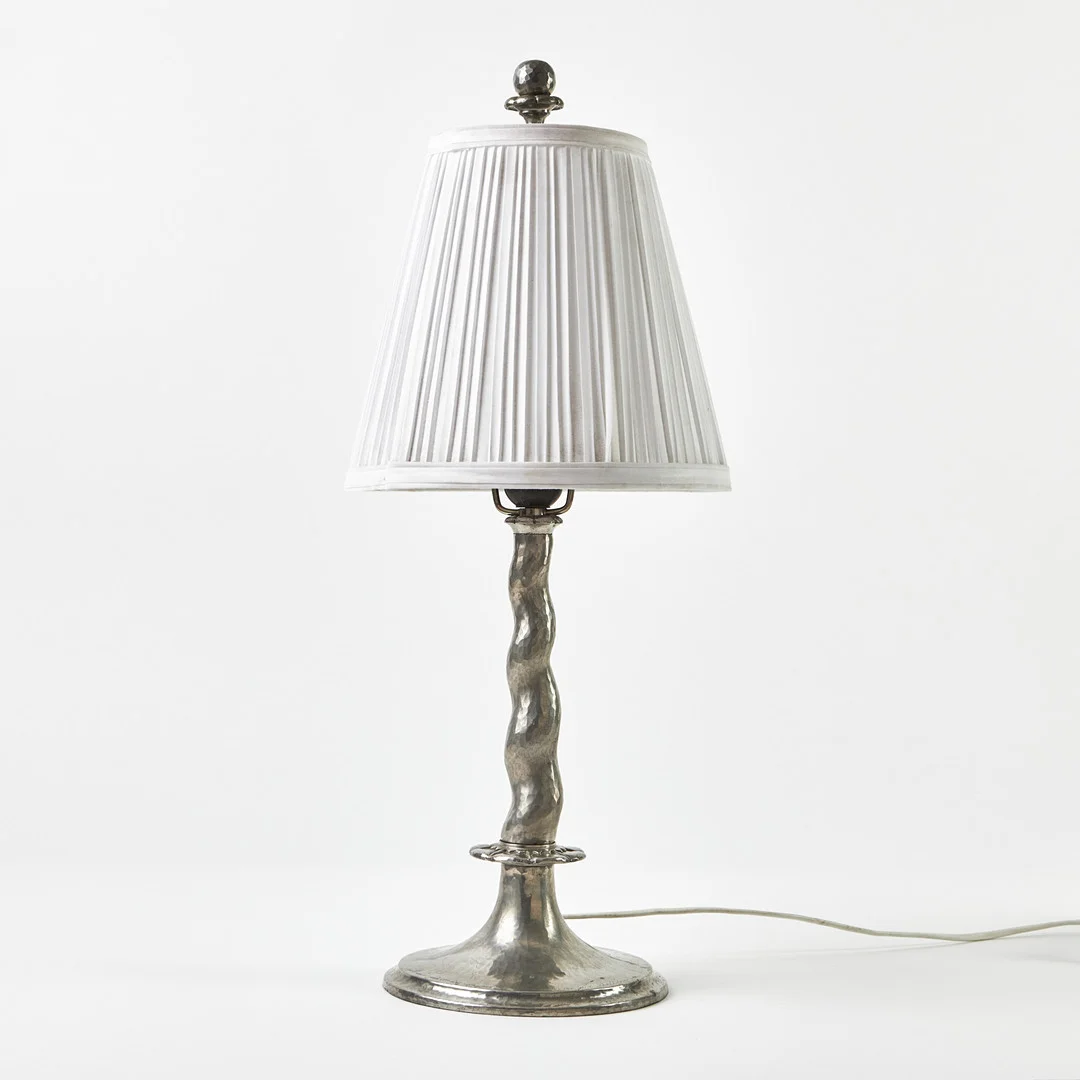 HARALD NOTINI. Bordslampa, Arvid Böhlmarks Lampfabrik, 1920-tal, modell 6891, hamrat tenn. — Table Lamps — Stockholms Auktionsverk Magasin 5