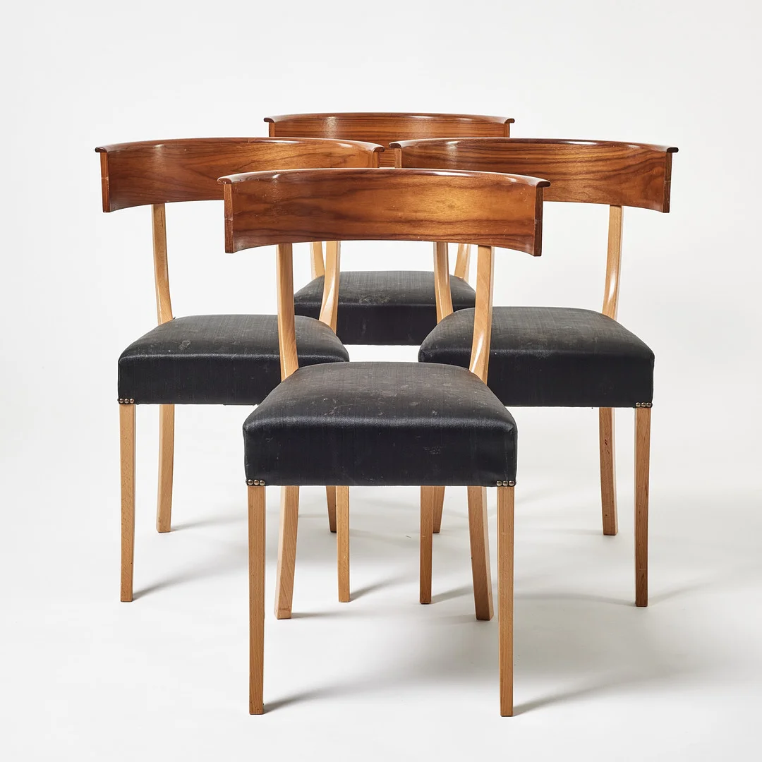 JOSEF FRANK. Stolar, 4 st, modell 300, sitsar klädda i svart tagel. — Armchairs & Chairs — Stockholms Auktionsverk Magasin 5
