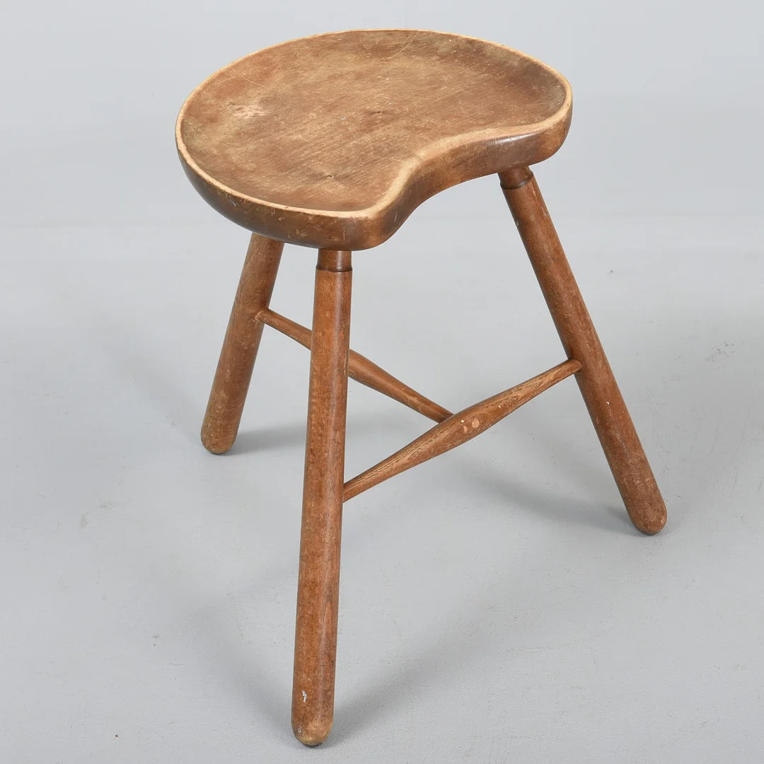 Trebenet skammel af massiv træ, skomagerskammel, første halvdel af 1900 tallet. — Armchairs & Chairs — Sørensen Auktioner