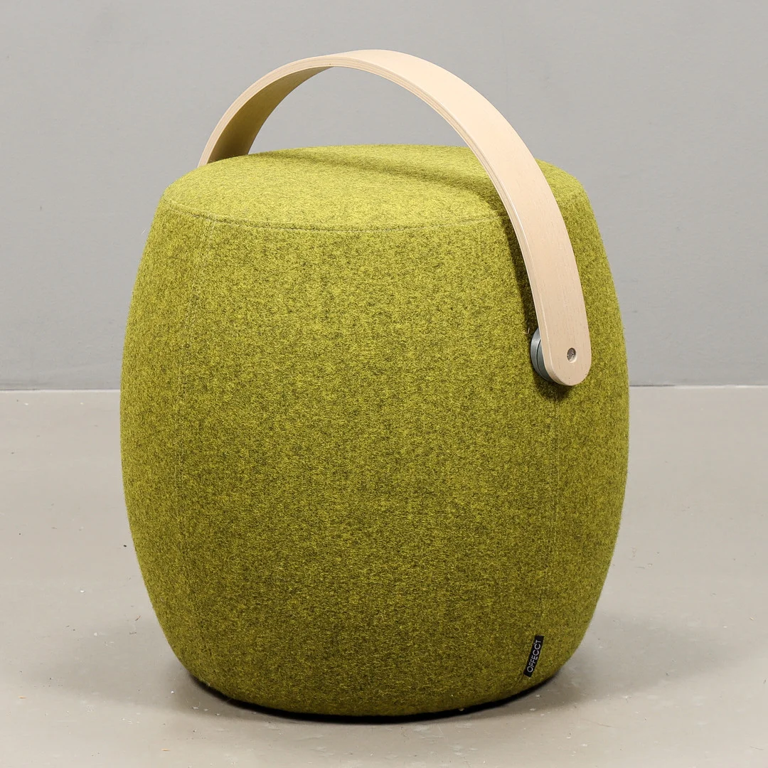 MATTIAS STENBERG. Sittpuff "Carry on" Grön textilklädsel, handtag i bok, Offecct, Samtida tillverkning. — Armchairs & Chairs — Karlstad Hammarö Auktionsverk