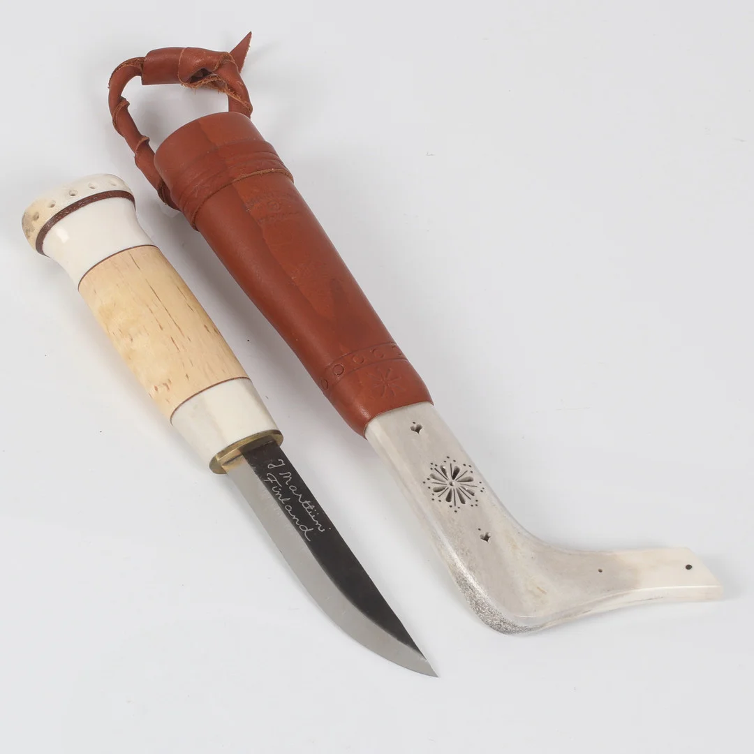 J MARTTIINI. kniv, horn, läder, Finland, sent 1900-tal. — Edged weapons — Stadsauktion Sundsvall