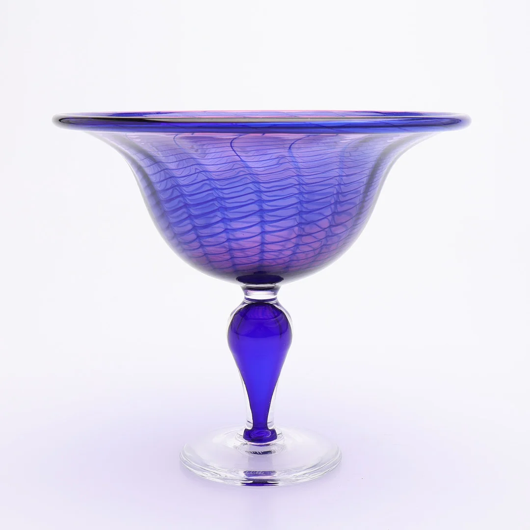 WILKE ADOLFSSON (FÖDD 1940). SKÅL PÅ FOT, WILKES STUDIOHYTTA, 1992. — Art glass — Crafoord Auktioner Lund