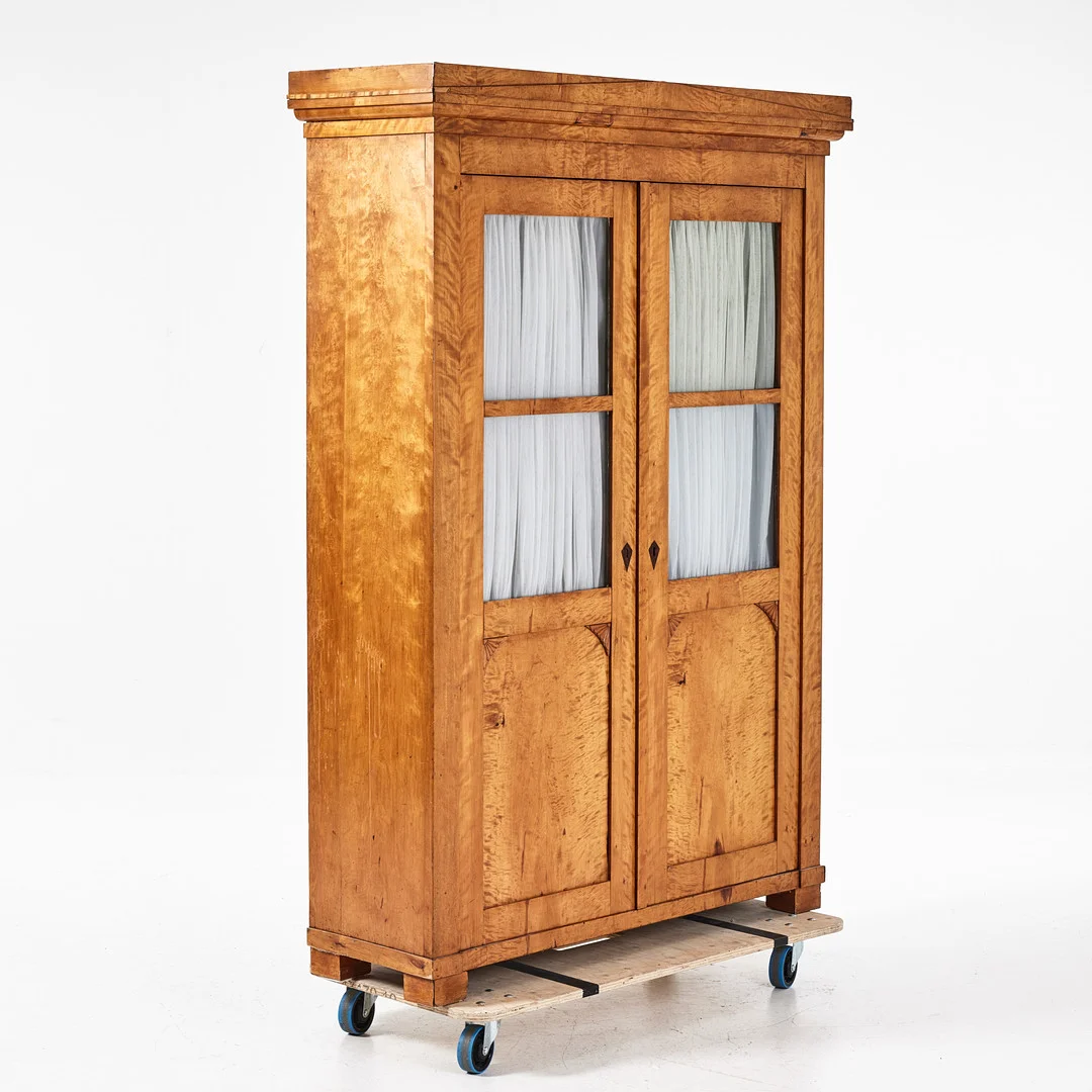 SKÅP, 1800-talets första hälft/mitt, Karl Johan, fanerat i björk, dörrar med spröjsade glas. — Cupboards, Cabinets & Shelves — Stockholms Auktionsverk Magasin 5