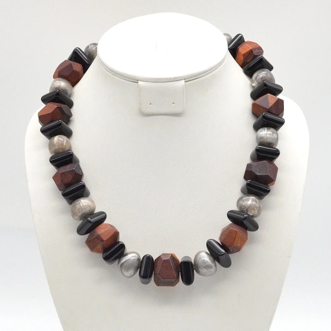 DESIGNERCOLLIER AUS ACRYLAT UND (MATTIERTEM) TIGERAUGE, GALVANISIERTER METALLVERSCHLUSS, SPÄTE 20. JAHRHUNDERT. — Necklace — Kunst- und Auktionshaus Kleinhenz