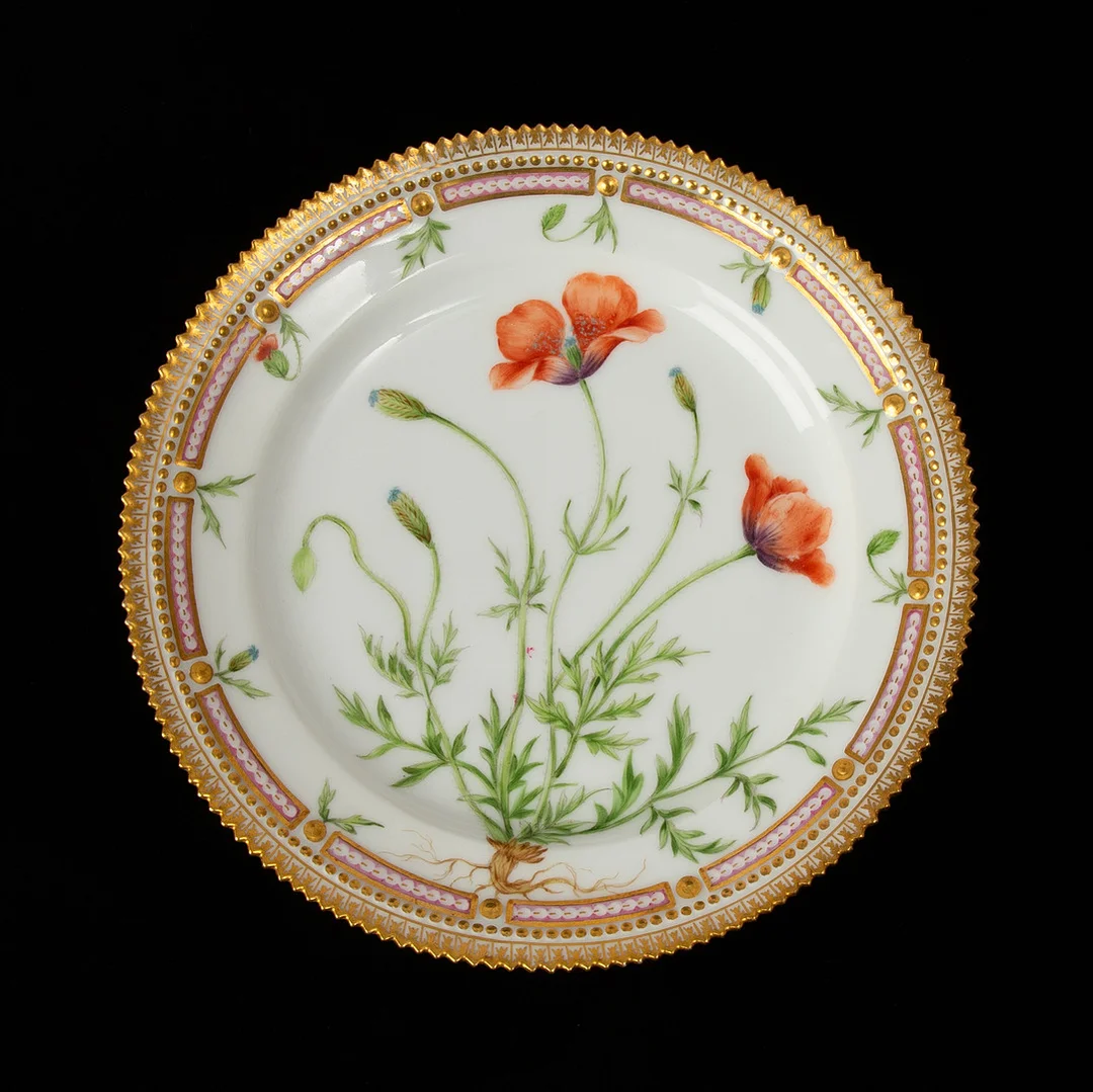 ROYAL COPENHAGEN. "Flora Danica", assiett, porslin, Danmark, 1900-talets mitt, målad dekor av Papaver Argemone L (Spikvallmo), detaljer i guld. — European — Stockholms Auktionsverk Göteborg