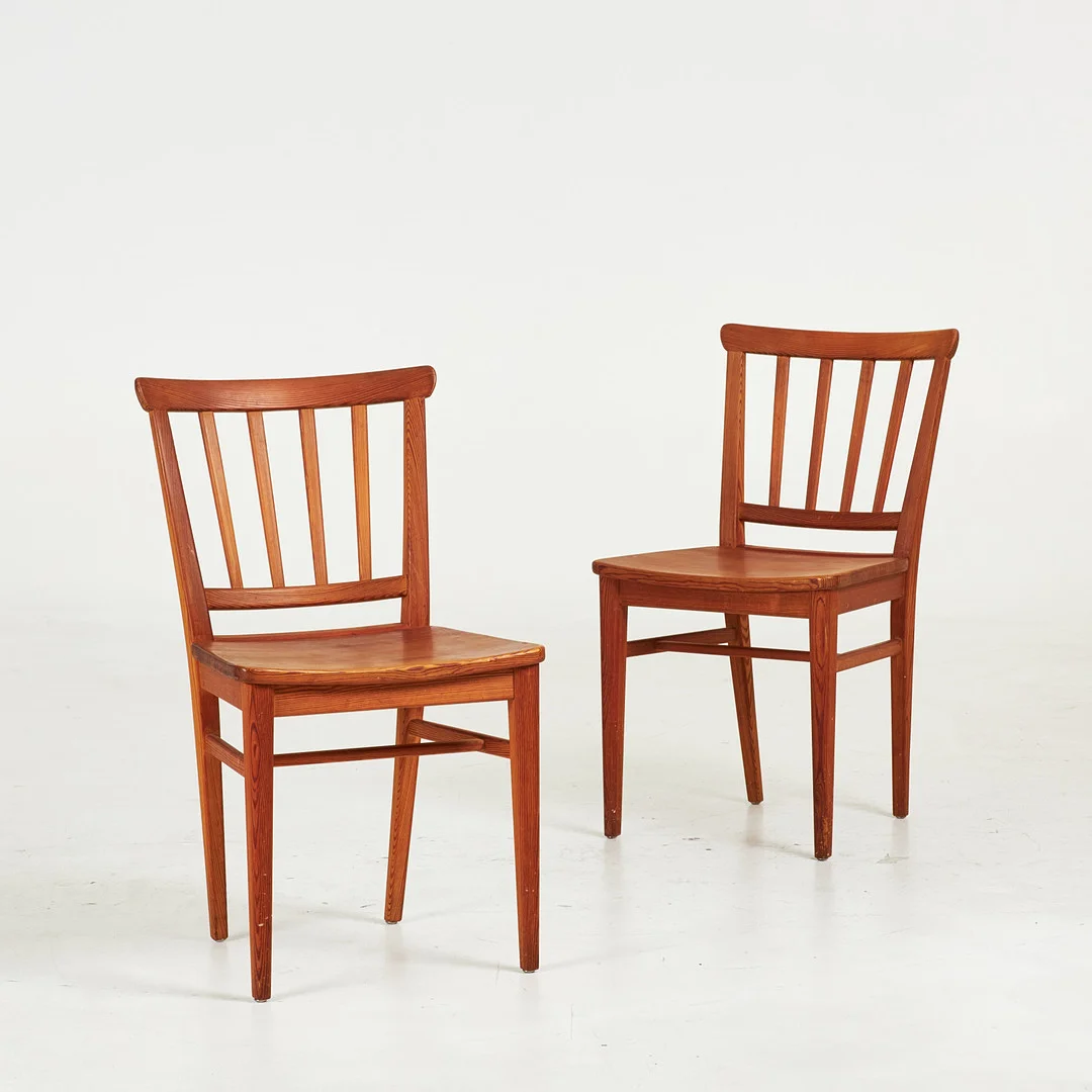 CARL MALMSTEN. Stolar, 2 st, "Själevad", furu, brännmärkta CM. — Armchairs & Chairs — Stockholms Auktionsverk Sickla