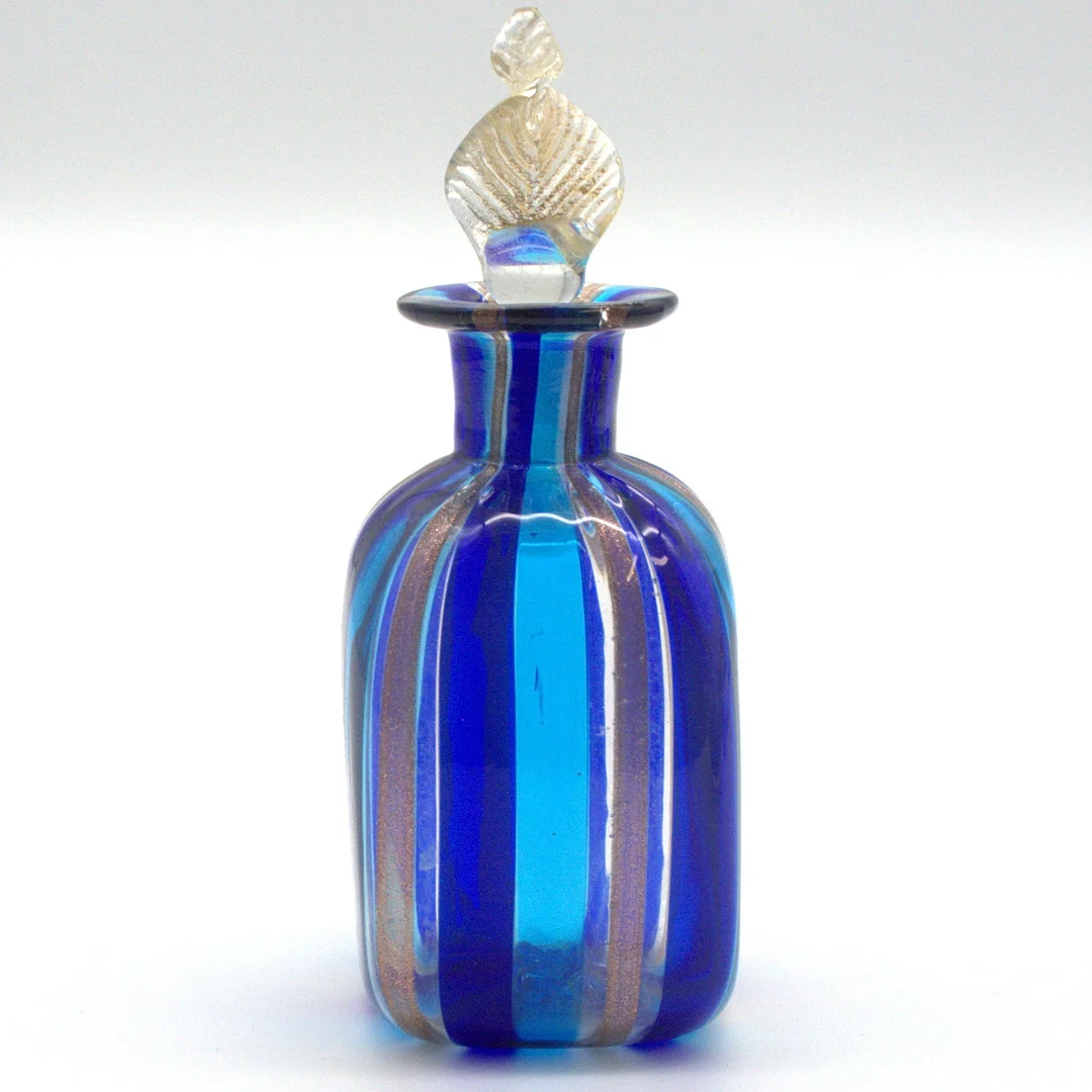 MURANO GLAS FLACON MIT STOPFEN,ZANFIRICO TECHNIK, GOLDFLITTER, MUNDGEBLASEN, ITALIEN, UM 1950. — Art glass — Kunst- und Auktionshaus Kleinhenz