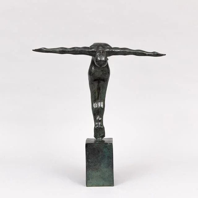 SKULPTUR, Simhoppare, grönpatinerad brons, Art People Gallery, Sweden, stämplad A P G. — Sculptures & Bronzes — Garpenhus Auktioner