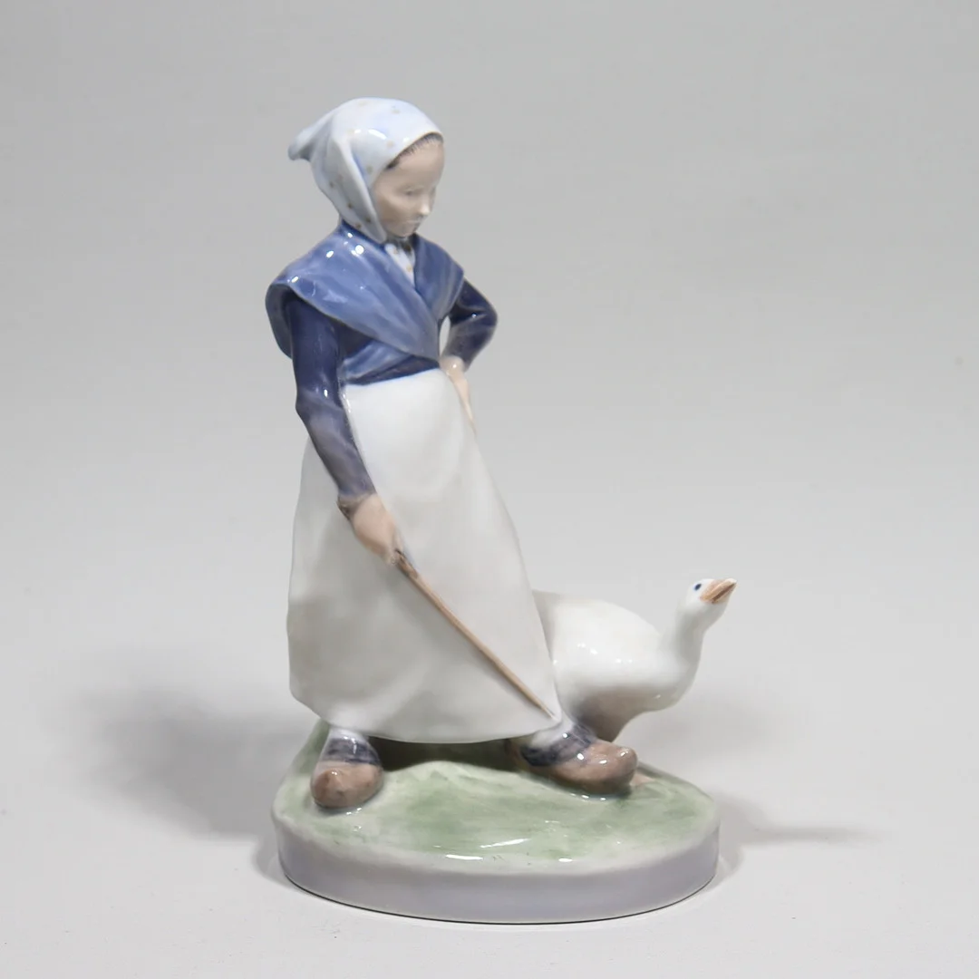 CHRISTIAN THOMSEN. för Royal Copenhagen, figurin #528, flicka med gås. — European — Markus Auktioner