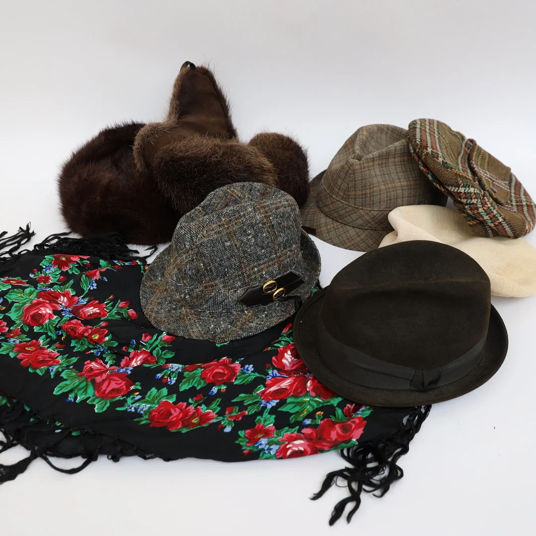 DIVERSE, 8 delar,.Dräktsjal, hattar, pälsmössor. — Vintage & Designer Fashion — Falun Auktionsbyrå