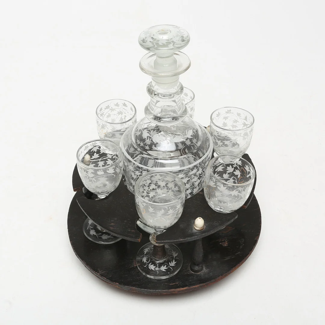 GLASUPPSÄTTNING, i träställ, 1800-tal. — Tableware — Kalmar Auktionsverk