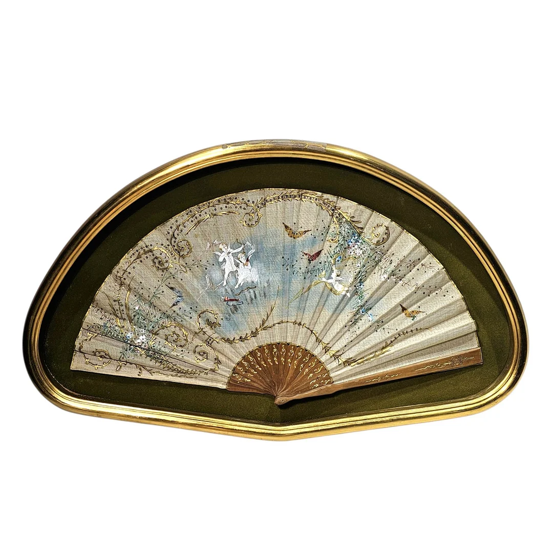 Abanico de país pintado y bordado con angelotes y mariposa. Varillaje en madera. En abaniquera. — Other — Arce Auctions