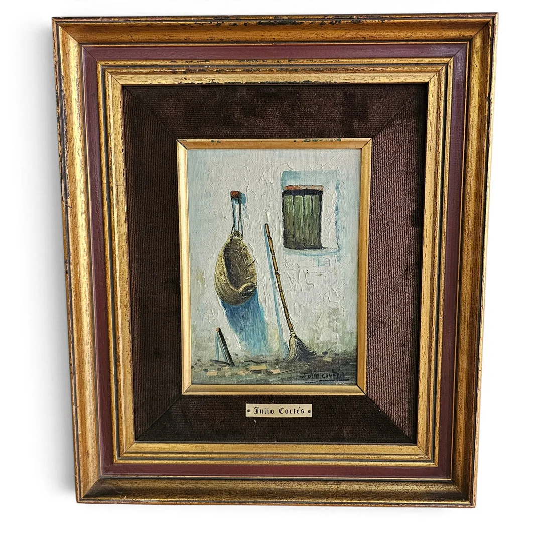 JULIO CORTÉS. Casa de pueblo, ventana, cesto y escoba. Óleo sobre táblex. — Paintings — Arce Auctions