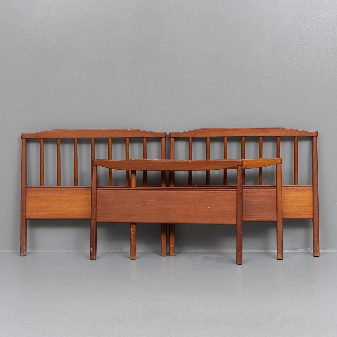CARL MALMSTEN. Sänggavlar, 4 st, teak, "Avenyn", 1900-tal. — Other — Garpenhus Auktioner