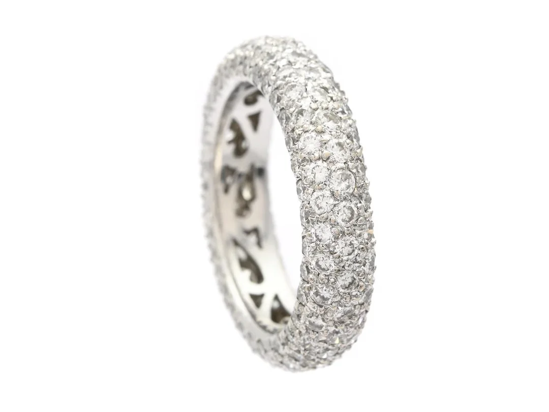 RING, 18K vitguld, briljantslipade diamanter ca 2,83 ct, enl gravyr, TW-Cr/VS-P, stl 16.75 mm, vikt 4,9 g, slitna fasettkanter, nagg på rondist och kuletter, slitna klor förekommer. — Smycken/Ring — Kaplans