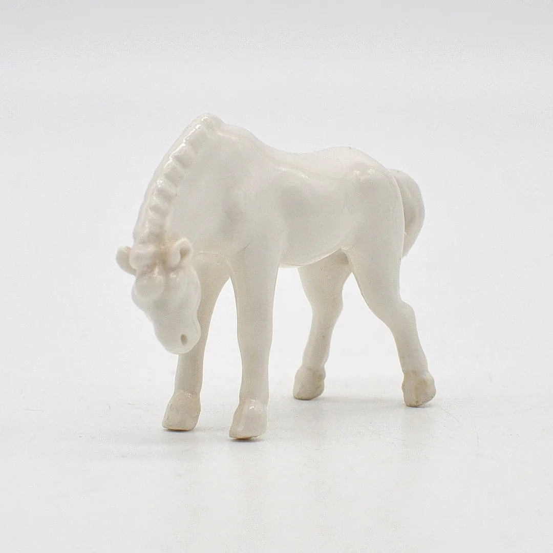 MINIATUR SKULPTUR, PFERD, PORZELLAN, CHINA, SPÄTES 20. JAHRHUNDERT. — Ceramics & Porcelain — Kunst- und Auktionshaus Kleinhenz