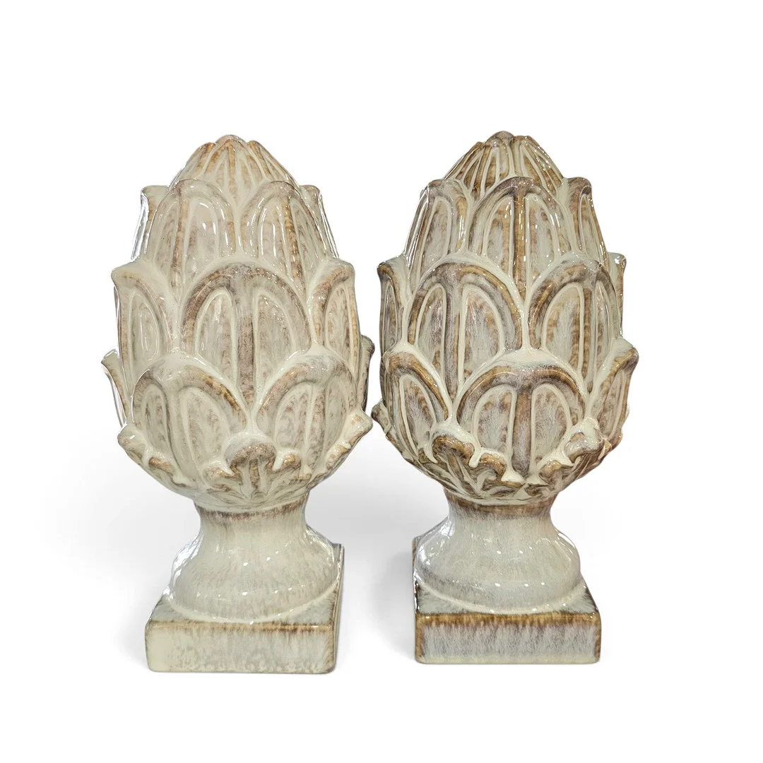 Pareja de alcachofas decorativas en cerámica esmaltada. — European — Arce Auctions