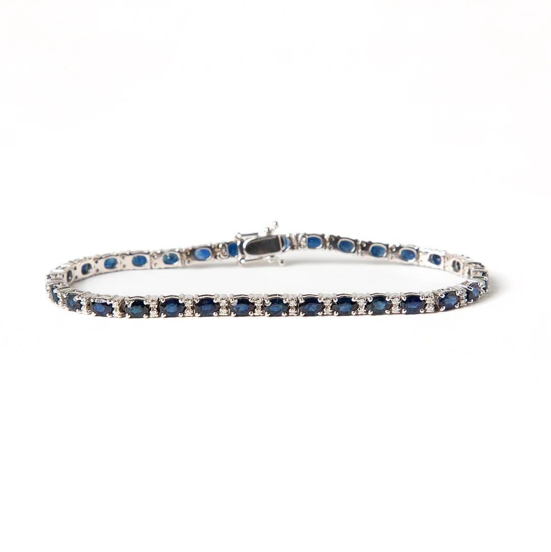 ARMBAND, 18K vitguld med ovalslipade safirer, totalt ca 11.0 ct samt briljantslipade diamanter, totalt ca 0.50 ct. — Bracelets — Stockholms Auktionsverk Göteborg