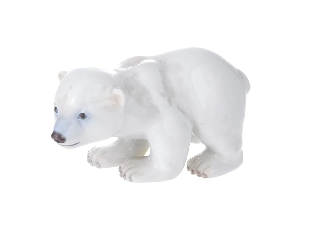ROYAL COPENHAGEN, figurin, porslin, isbjörn, nr. 535, höjd 8 cm, bredd ca 16,5 cm. — Keramik/Figuriner — Kaplans