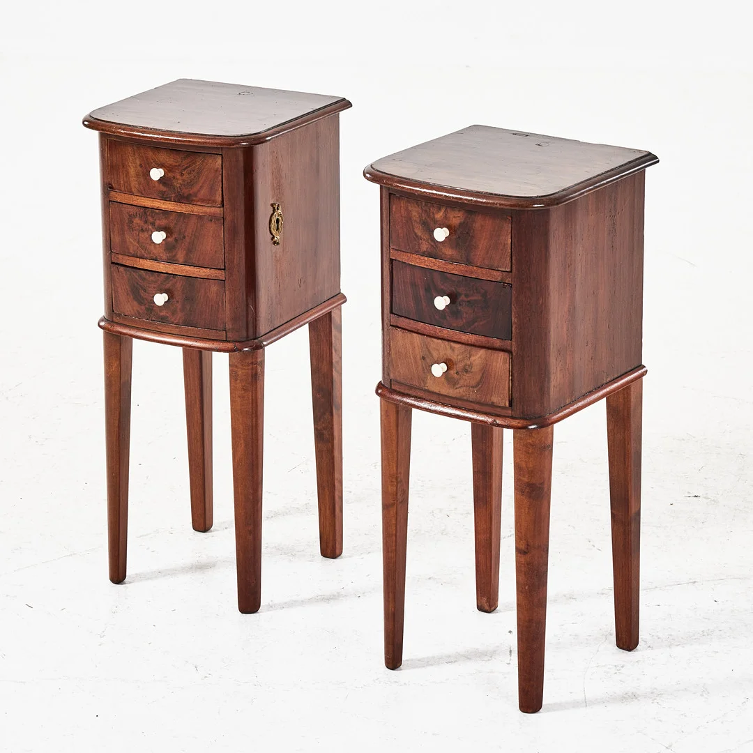SÄNGBORD, ett par, stomme i betsat lövträ, tre lådor i sarg, möjligen Italien, 1900-tal. — Tables — Stockholms Auktionsverk Magasin 5