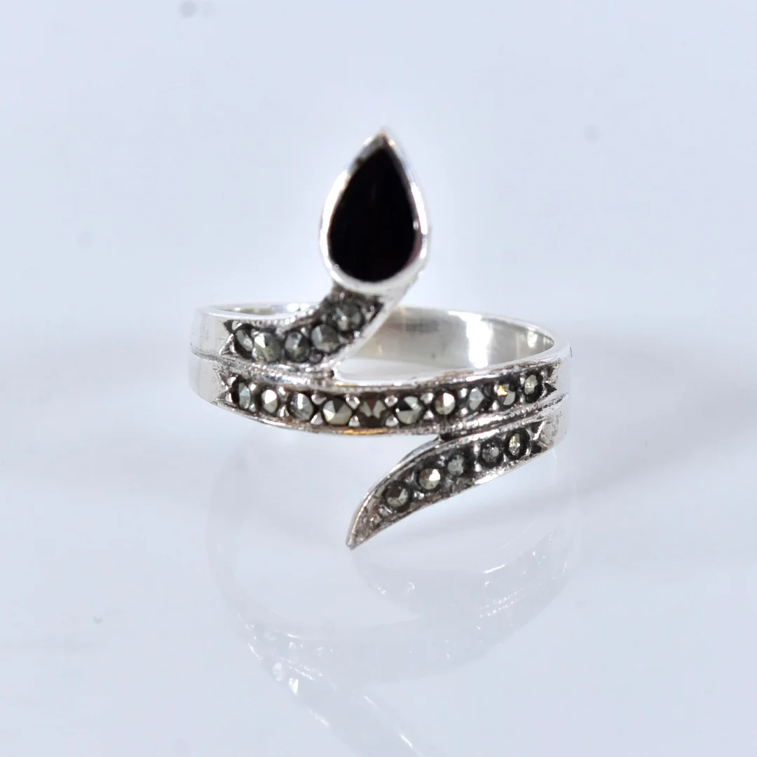 RING, sterlingsilver med markasiter. — Rings — Halmstads Auktionskammare
