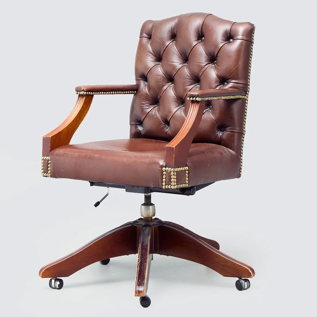 SKRIVBORDSSTOL. Engelsk stil, 1900-talets mitt. — Armchairs & Chairs — Uppsala Auktionskammare