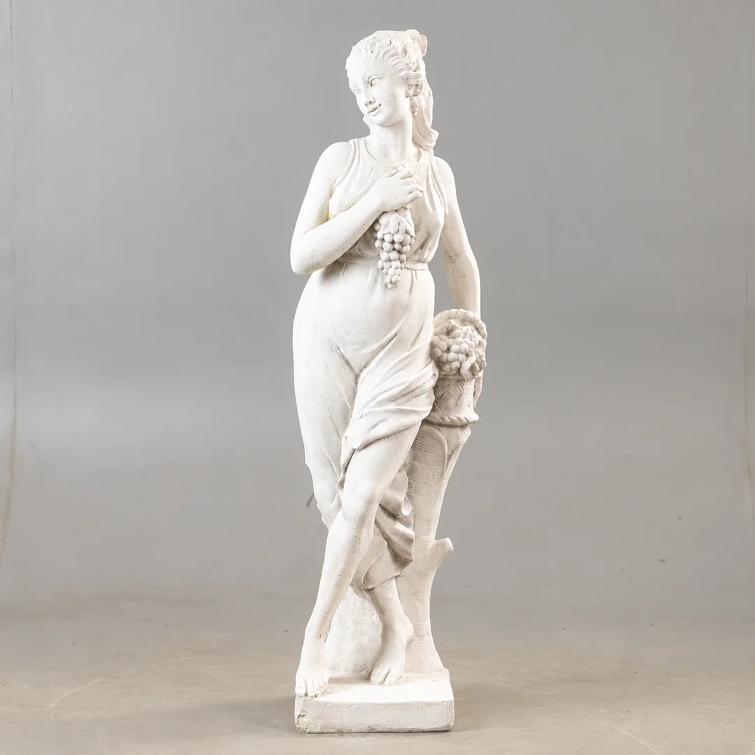 TRÄDGÅRDSSKULPTUR, Kvinna med vindruvor, gjutmassa, 1900-tal. — Garden Sculptures & Urns — Helsingborgs Auktionskammare